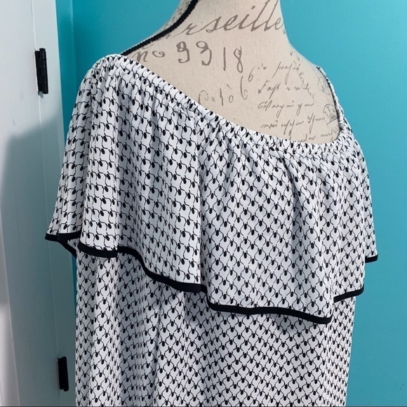 VINCE CAMUTO Droplet Geo Ruffled Off Shoulder Top - Picture 5 of 7